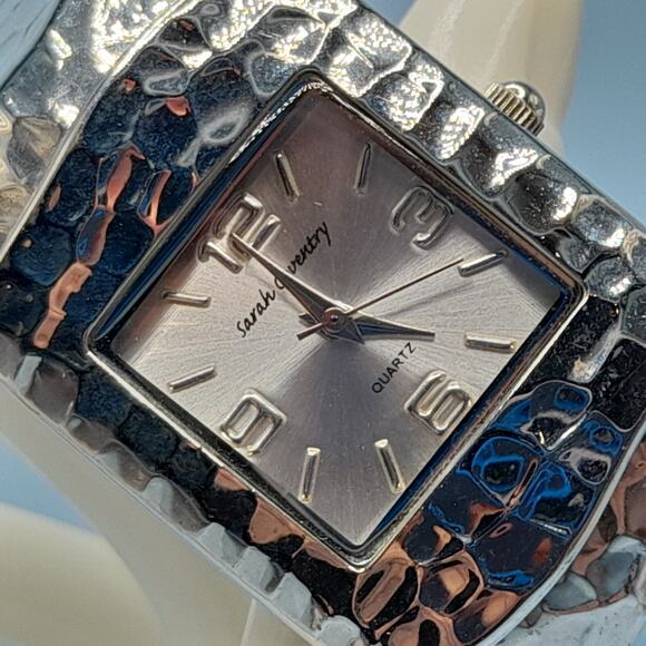 Sarah Coventry Watch Women's Hammered Silver Metal Cuff Hinge Band Needs Battery - Picture 3 of 8